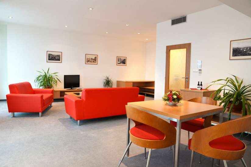 Do centra města přes park